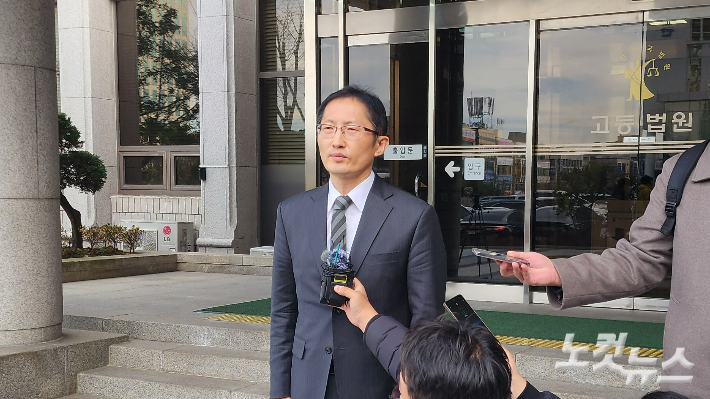 순천 청산가리 막걸리 살인사건 재심 변호를 맡은 박준영 변호사가 첫 공판 이후 취재진의 질문에 답변하고 있다. 최창민 기자