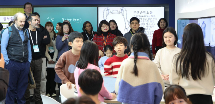 수업을 지켜보는 '2024 유네스코 교육의 미래 국제포럼' 참가자들. 경기도교육청 제공