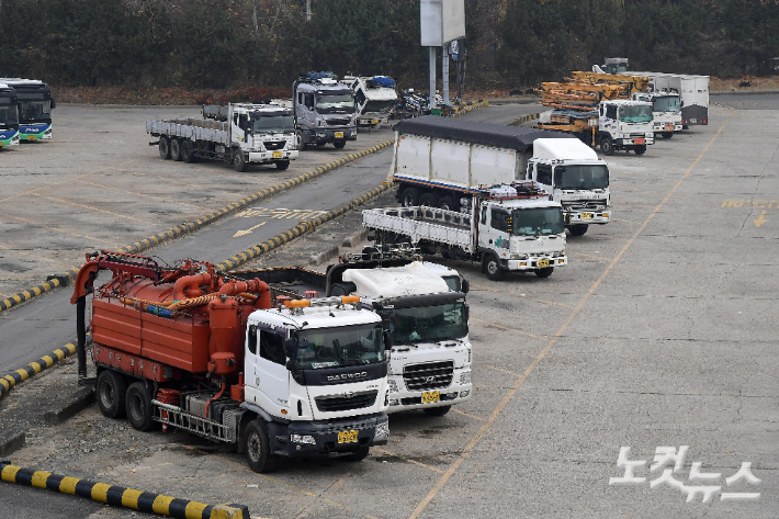 화물차들이 주차돼 있다. 박종민 기자 