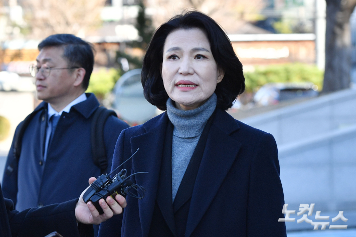 이진숙 방송통신위원장이 3일 오후 서울 종로구 헌법재판소에서 열린 탄핵 심판 2차 변론에 참석하며 입장을 밝히고 있다. 류영주 기자