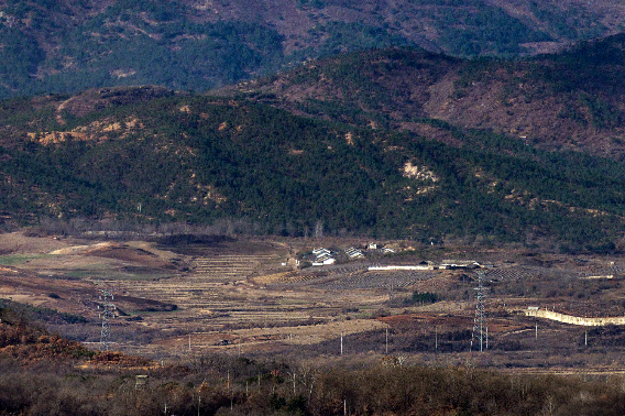 지난달 26일 경기도 파주시 접경지역에서 바라본 서부전선 비무장지대(DMZ) 경의선 도로에서 개성공단 송전탑과 북한이 설치한 방벽이 보이고 있다. 연합뉴스