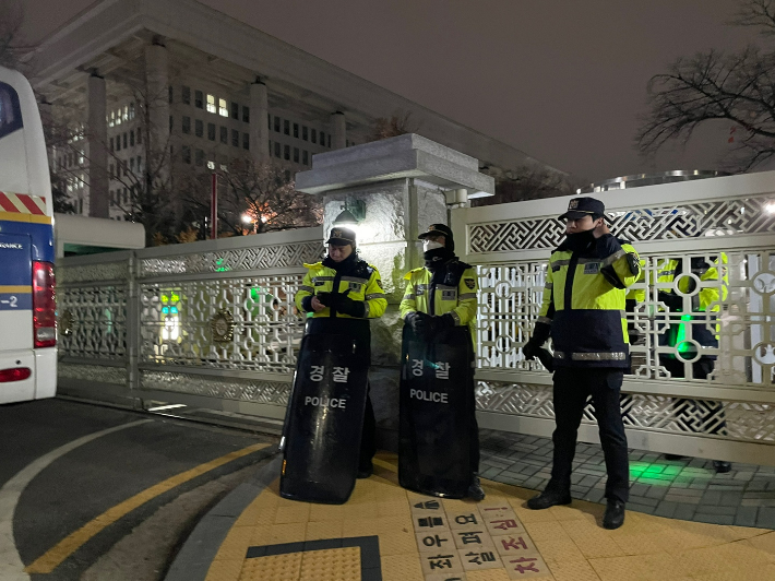 윤석열 대통령이 비상계엄을 선포한 3일 밤 서울 여의도 국회 출입문을 경찰이 통제하고 있다. 연합뉴스