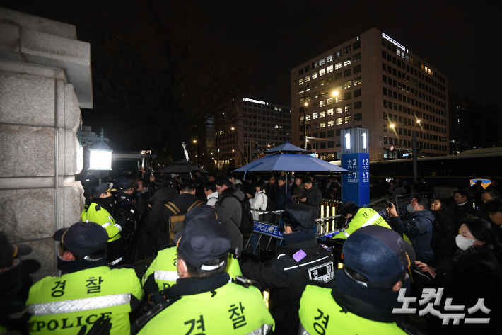 윤석열 대통령이 비상계엄을 선포한 3일 밤 서울 여의도 국회 출입문을 경찰이 통제하고 있다. 박종민 기자