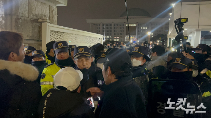 3일 오전 11시 50분쯤 경찰들이 국회 앞을 막아서고 있다. 박인 기자