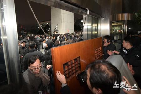 계엄이 선포된 4일 서울 여의도 국회에 군인들이 진입한 가운데 본회의장으로의 군인 출입을 막기 위해 관계자들이 바리케이트를 치고 있다.