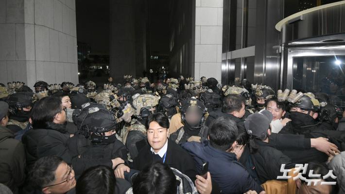 국회 경내 진입 시도하는 계엄군