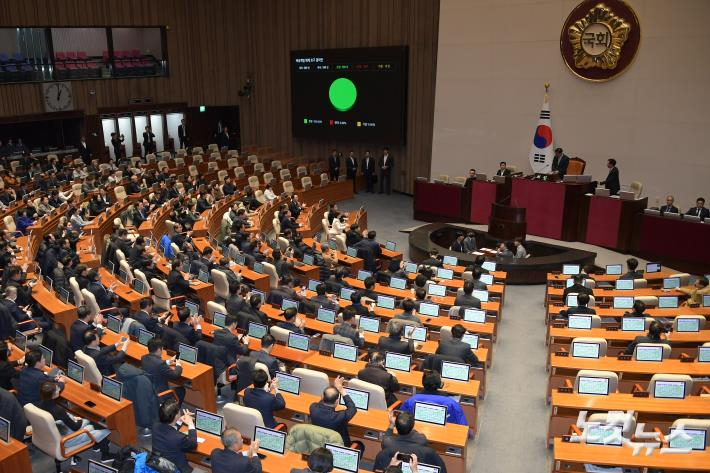 [속보]우원식 의장 "경찰, 국회 출입문 즉각 열라…불응시 조치 취하겠다"