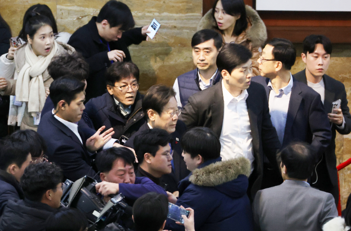 [속보]이재명 "명백한 불법 계엄선포…군경, 본연 자리로 복귀하라"