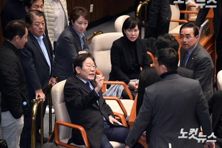 윤석열 대통령이 비상계엄령을 선포한 가운데 4일 서울 여의도 국회 본회의장에서 더불어민주당 이재명 대표가 의원들과 대화를 하고 있다. 윤창원 기자