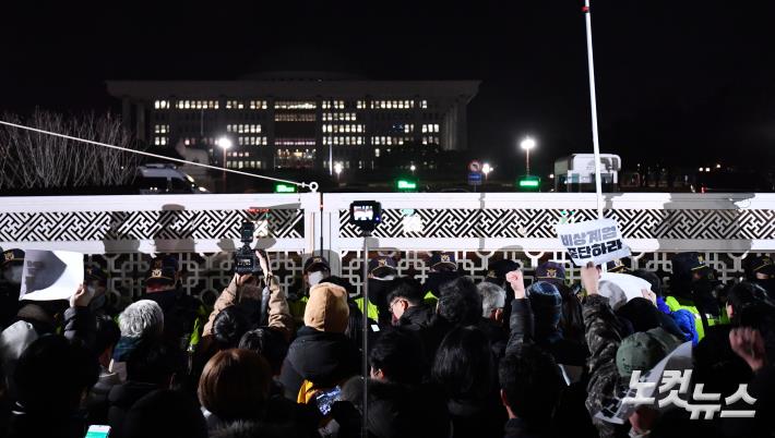 국회 앞 시민들, 계엄 해제 요구안 가결에 