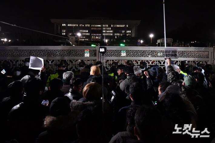 계엄 해제 요구안 가결에 환호하는 국회 앞 시민들