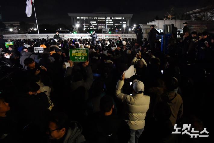 국회 앞 시민들, 계엄 해제 요구안 가결에 환호