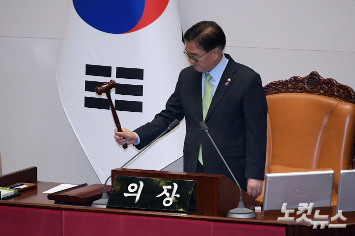 윤석열 대통령이 비상계엄을 선포한 가운데 4일 서울 여의도 국회 본회의에서 우원식 국회의장이 의사봉을 두드리고 있다. 이날 본회의에서 비상계엄 해제 요구 결의안이 재석190인, 찬성190인으로 가결됐다. 윤창원 기자