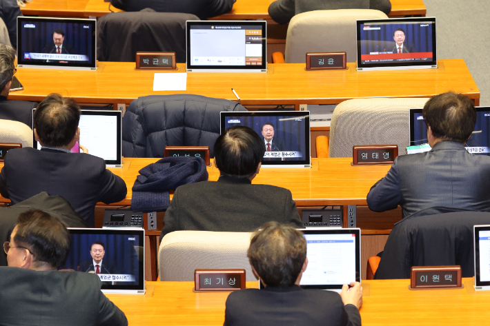 4일 새벽 국회 본회의장에서 야당 의원들의 윤석열 대통령의 계엄 해제 담화를 지켜보고 있다. 연합뉴스