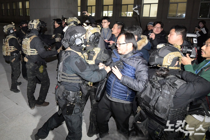 계엄이 선포된 4일 서울 여의도 국회 의사당에서 군인들이 국회 관계자들과 충돌하고 있다. 윤창원 기자