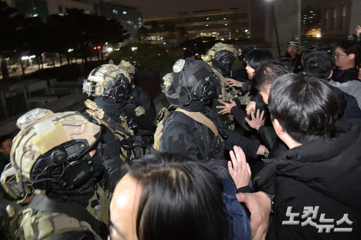 계엄이 선포된 4일 서울 여의도 국회 의사당에서 군인들이 국회 관계자들과 충돌하고 있다. 윤창원 기자