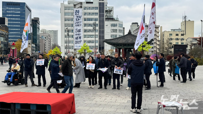 광주 시민단체들이 5.18 민주광장에서 윤석열 대통령의 비상계엄 선언과 관련한 시국집회를 준비하고 있다. 김수진 기자