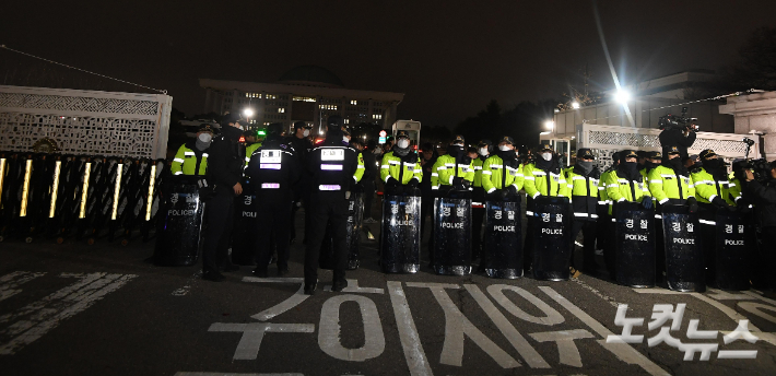 윤석열 대통령이 비상계엄을 선포한 3일 밤 서울 여의도 국회 출입문을 경찰이 통제하고 있다. 박종민 기자