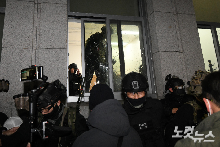 윤석열 대통령이 3일 밤 비상계엄을 선포한 가운데 4일 새벽 계엄군이 서울 여의도 국회 경내로 진입하고 있다. 박종민 기자