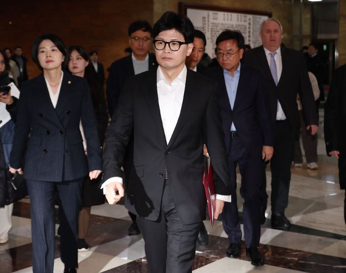 국민의힘 한동훈 대표가 4일 서울 여의도 국회에서 열린 비상의원총회에 참석하고 있다. 연합뉴스