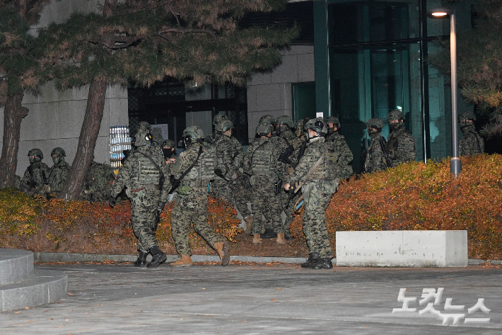 윤석열 대통령이 긴급 담화를 통해 비상계엄을 선포한 가운데 4일 새벽 서울 여의도 국회의사당에서 군 병력이 비상계엄 해제 요구 결의안이 가결되자 철수하고 있다. 류영주 기자