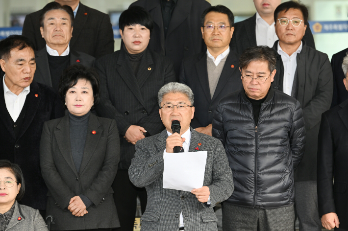 제주도의회가 4일 오전 의사당 현관 앞에서 기자회견을 열어 윤석열 대통령의 즉각 퇴진을 요구했다. 이날 기자회견에는 국민의힘을 제외하고 민주당과 진보당, 교육의원들이 참여했다. 제주도의회 