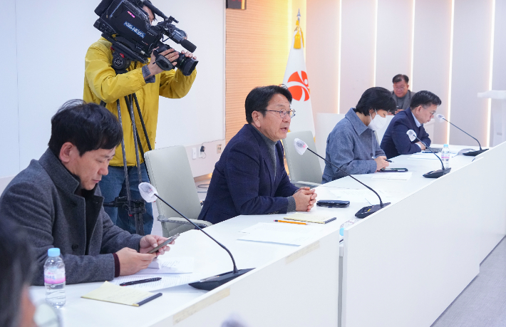 4일 새벽 광주광역시청에서 개최된 헌법수호 비상계엄무효선언 연석회의. 광주시 제공