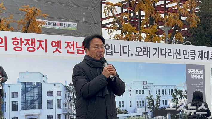 강기정 광주시장이 윤석열 대통령의 비상계엄 선언 이튿날 열린 집회에서 발언하고 있다. 김수진 기자