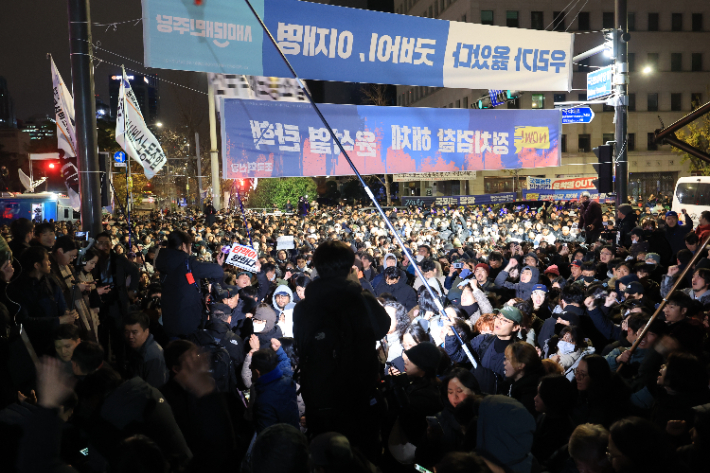 윤석열 대통령이 비상계엄을 선포한 가운데 4일 자정께 서울 여의도 국회의사당 앞에서 시민들이 계엄 해제 구호를 외치고 있다. 연합뉴스