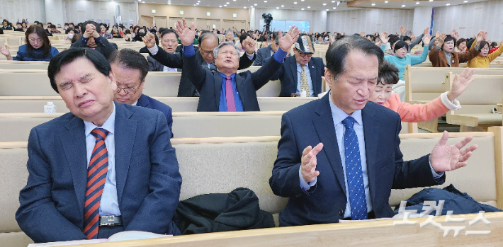 창립 10주년 기념대성회 참석자들이 합심기도를 하고 있다. 이강현 기자