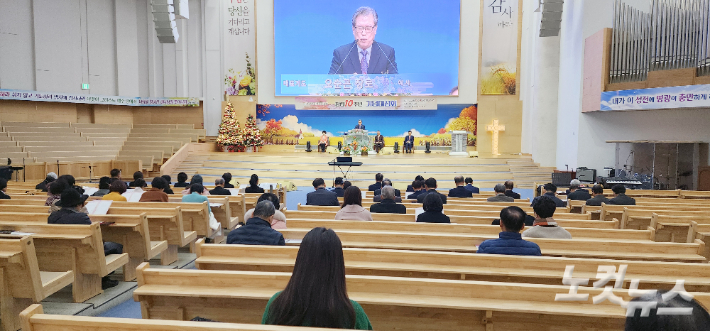 부산복음화운동본부 이사 오순곤 장로가 대표기도를 하고 있다. 이강현 기자