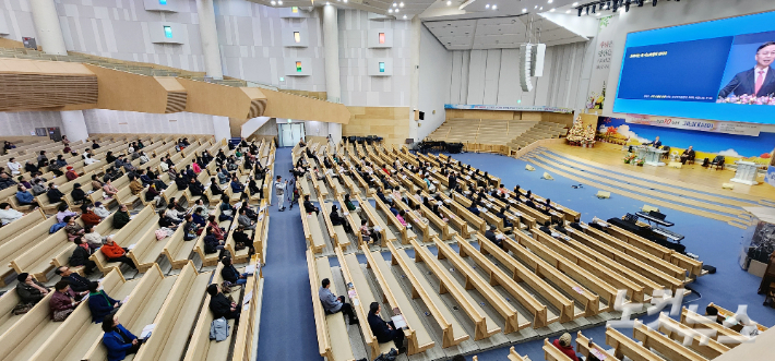 부산복음화운동본부 창립 10주년 기념대성회에서 총신대학교 박성규 총장이 말씀을 전하고 있다. 이강현 기자