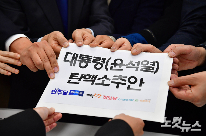 박동주 기자 = 윤석열 대통령이 비상계엄을 선포한 3일 서울역에 관련 뉴스가 나오고 있다. 연합뉴스