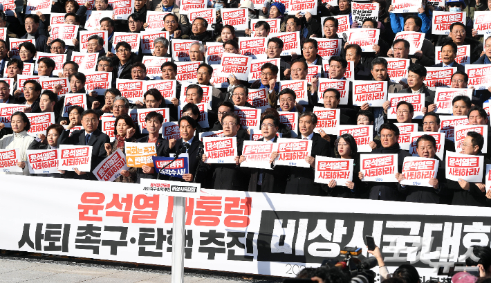 4일 오후 국회 본청 앞에서 열린 '윤석열 대통령 사퇴촉구·탄핵추진 비상시국대회' 참가자들이 구호를 외치고 있다. 황진환 기자