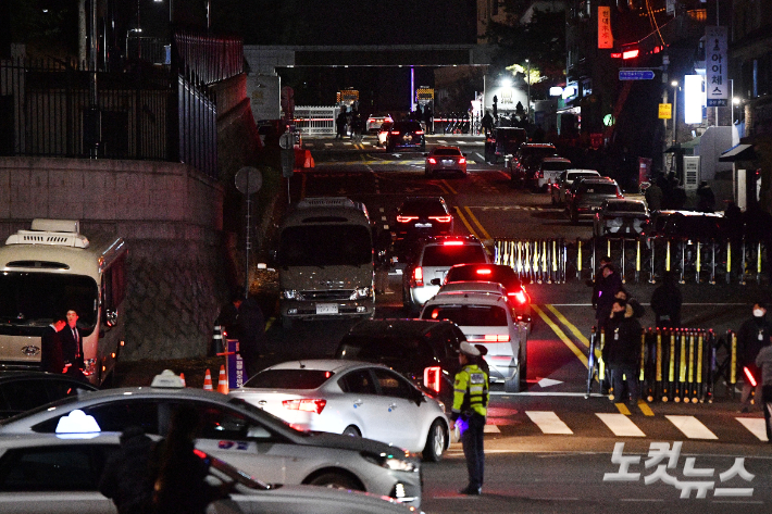 윤석열 대통령이 긴급 담화를 통해 비상계엄을 선포한 3일 서울 용산구에 위치한 대통령실 앞이 삼엄한 출입 통제 속 비상 근무를 위해 대통령실로 오는 직원들의 차량 행렬이 이어지고 있다. 류영주 기자