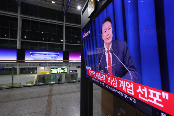 윤석열 대통령이 비상계엄을 선포한 3일 저녁 서울역TV에 관련 뉴스가 나오고 있다. 연합뉴스