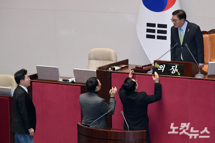 윤석열 대통령이 비상계엄을 선포한 가운데 4일 서울 여의도 국회 본회의장에서 더불어민주당 박찬대 원내대표, 박성준 원내수석부대표, 김용민 의원이 우원식 국회의장에게 본회의 개의를 요청하고 있다. 이날 본회의에서 비상계엄 해제 요구 결의안이 재석190인, 찬성190인으로 가결됐다. 윤창원 기자