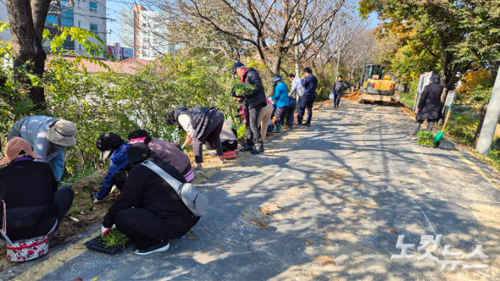 봉상교회 교인들이 꽃과 역사가 어우러진 봉상길 마로덕로를 조성하고 있다