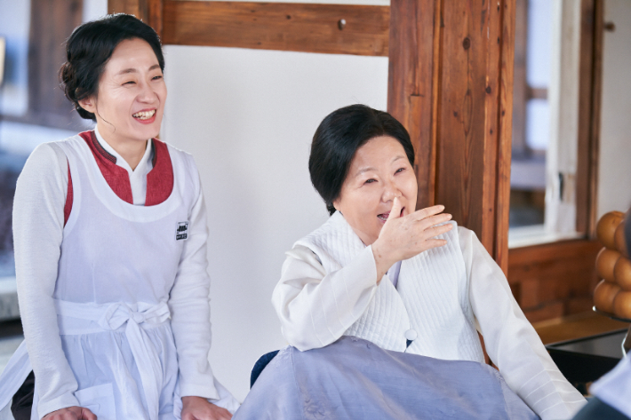 종가집 사람의 박갈자 역을 맡은 배우 김수진과 어흥의 엄마 범호자 역을 맡은 배우 김해숙. 넷플릭스 제공