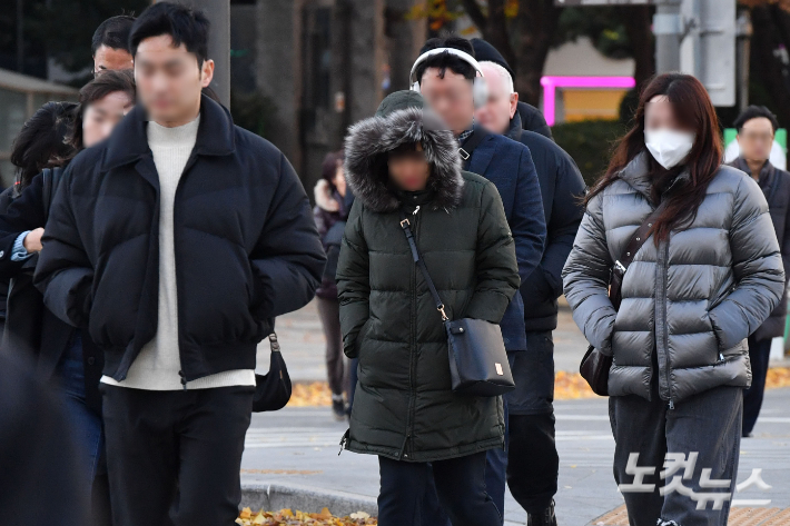 추위에 시민들이 발걸음을 재촉하고 있다. 류영주 기자