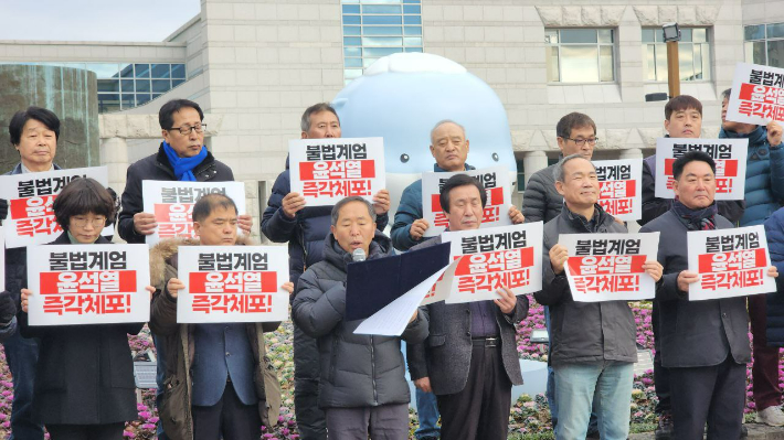 윤석열퇴진 진주시민모임이 4일 진주시청 앞에서 기자회견을 열고 있다. 진주시민모임 제공