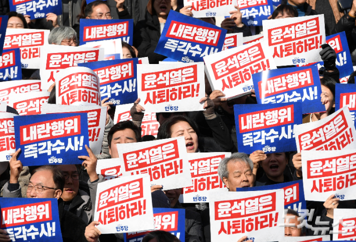 4일 오후 국회 본청 앞에서 열린 '윤석열 대통령 사퇴촉구·탄핵추진 비상시국대회' 참가자들이 구호를 외치고 있다. 황진환 기자