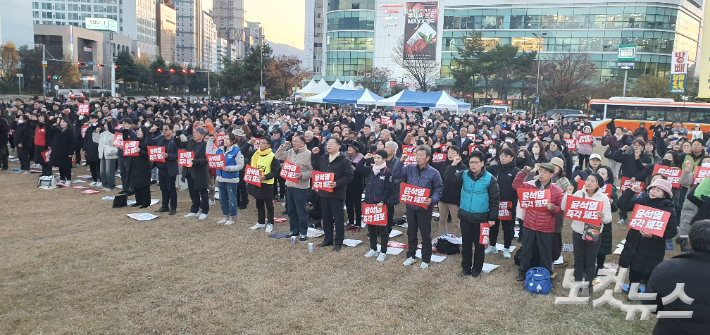 윤석열퇴진 경남운동본부가 4일 오후 창원시청 앞 광장에서 '불법계엄 윤석열 즉각 체포' 경남시국대회를 열고 있다. 이상현 기자