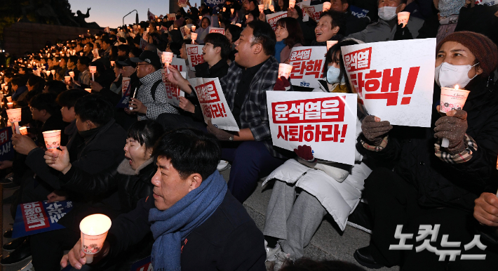 4일 오후 국회 본청 앞에서 열린 '윤석열 대통령 사퇴촉구·탄핵추진 범국민 촛불문화제' 참석자들이 구호를 외치고 있다. 황진환 기자