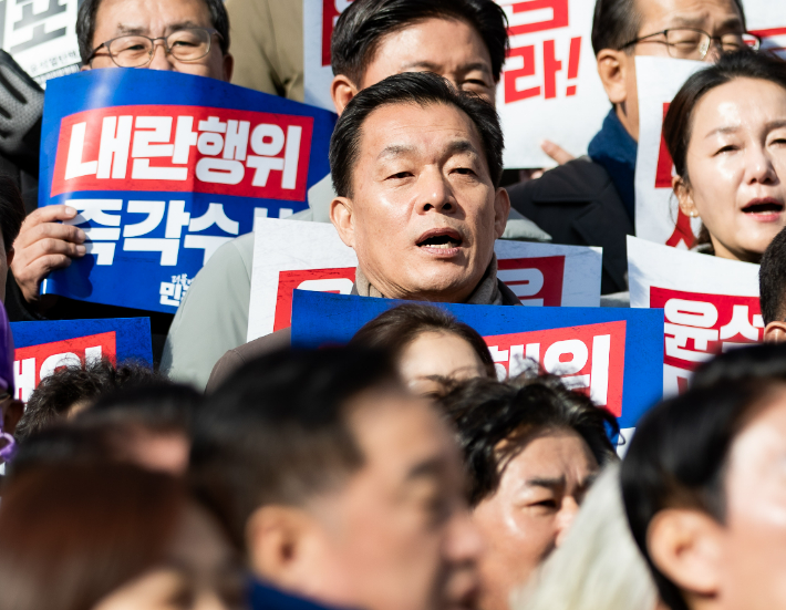 4일 비상시국회의에 참석해 구호를 외치고 있는 이재준 수원특례시장 모습. 수원특례시 제공