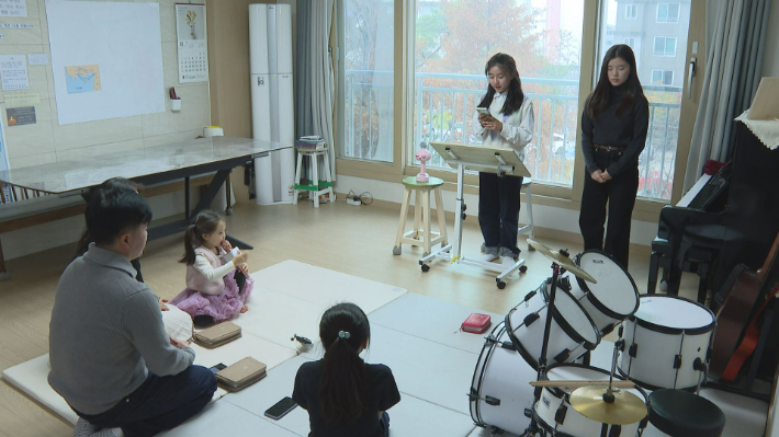 네 명의 자녀와 가정예배를 드리고 있는 민경준·김유진 집사 가정