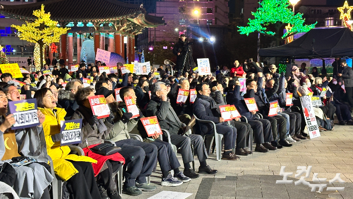 광주시민사회단체들로 구성된 윤석열퇴진 시국대성회 추진위원회는 4일 광주 동구 5·18민주광장에서 '헌정 유린, 내란수괴 윤석열 체포·구속촉구 광주시민총궐기대회'를 개최했다. 김한영 기자