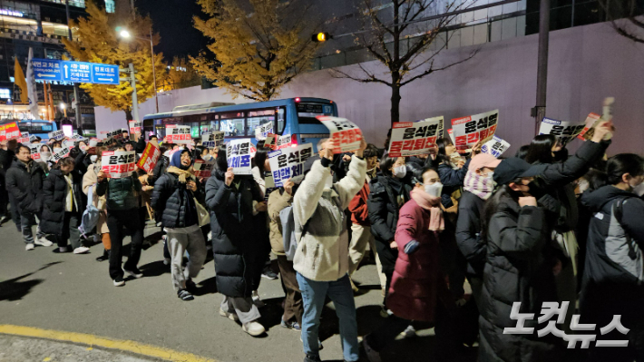 부산 부산진구 서면 일대에서 정권 퇴진을 촉구하는 거리 행진이 열리고 있다. 김혜민 기자 