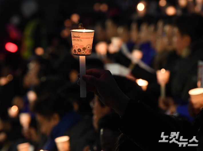 4일 오후 국회 본청 앞에서 열린 ;'윤석열 대통령 사퇴촉구·탄핵추진 범국민 촛불문화제' 참석자들이 구호를 외치고 있다. 황진환 기자