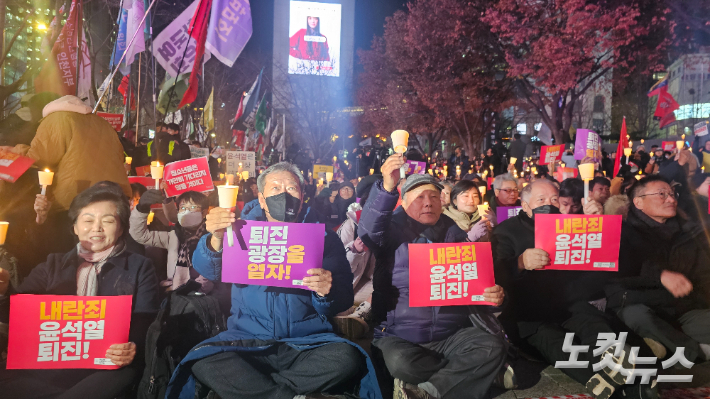 비상계엄이 해제된 4일 밤 서울 종로구 광화문역 6번 출구. 촛불을 든 시민들은 서울 도심을 가득 채우고 '윤석열 퇴진'을 외쳤다. 나채영 기자